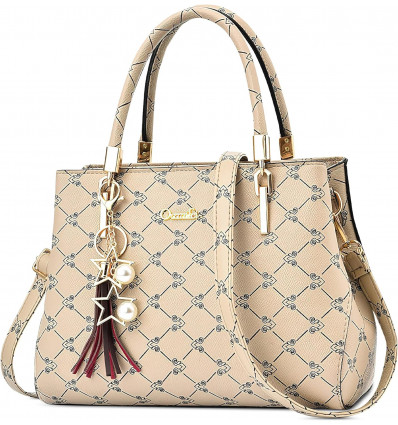 Bolso tote beige con estampado de monogramas y colgantes decorativos.