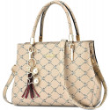 Bolso tote beige con estampado de monogramas y colgantes decorativos.